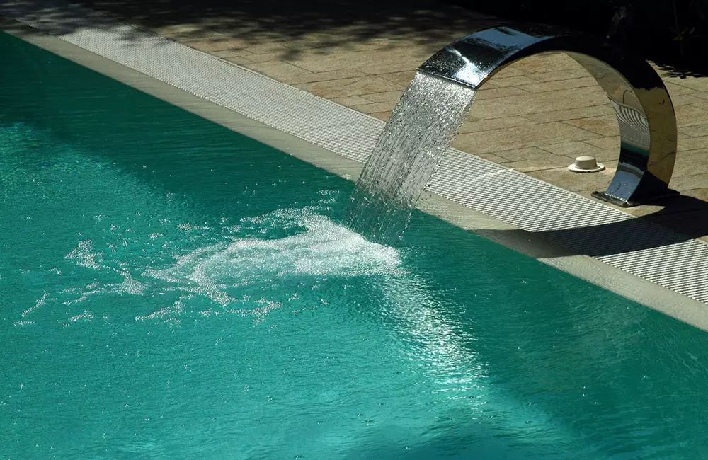 Cascata per piscina in acciaio - Piscina con cascata - Baires Piscine