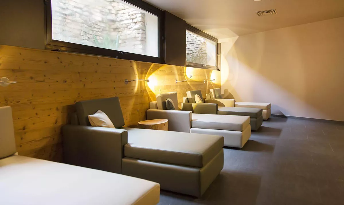 Piscina Hotel Linta con Zona relax e lounge beds - Arredo Piscine Baires Piscine