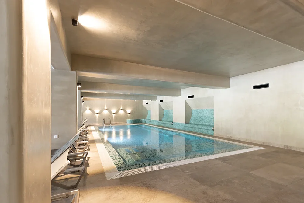 I principali materiali per il pavimento piscina - Pavimento in gres porcellanato - Baires Piscine