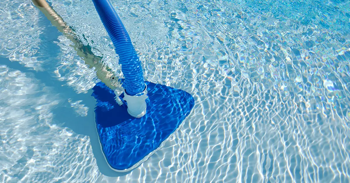 Come pulire la piscina: i passaggi per farlo nel modo corretto - Baires piscine