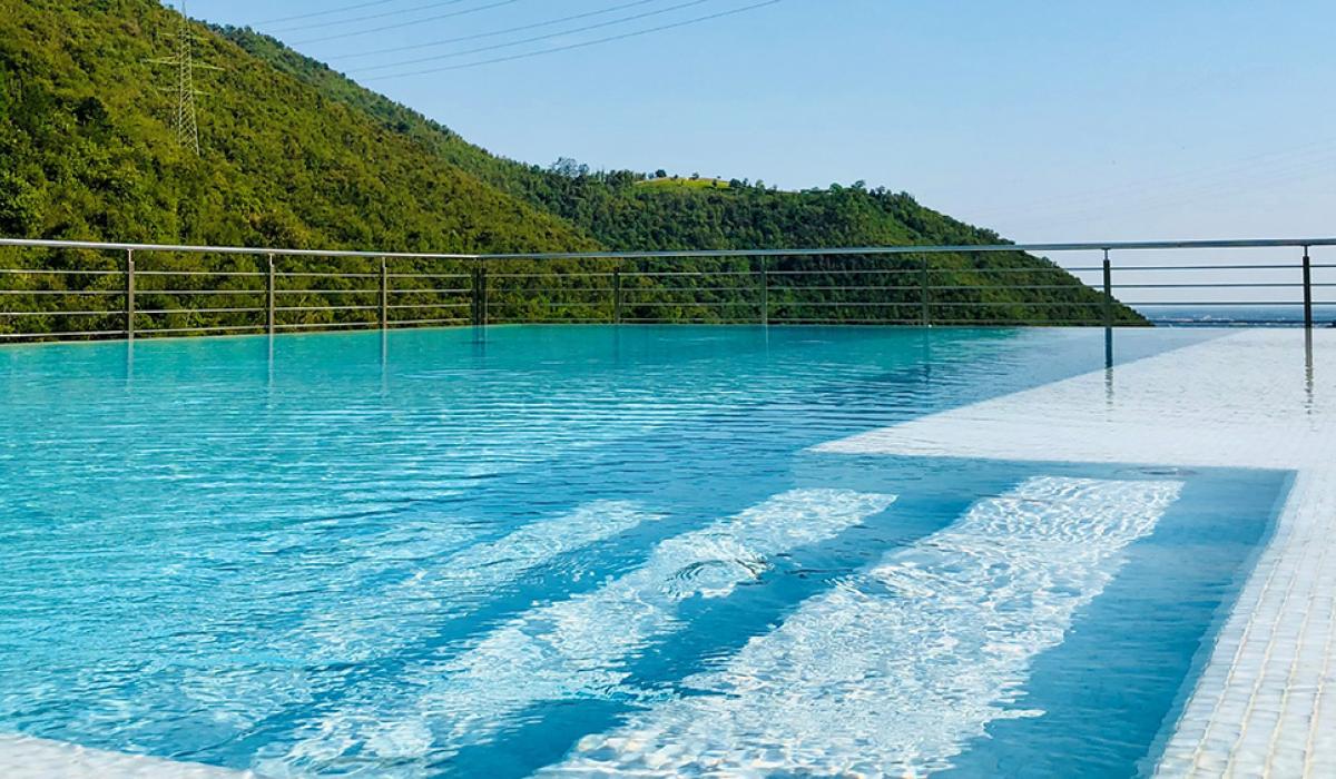 Piscina a sfioro infinity: The Art of Wellness