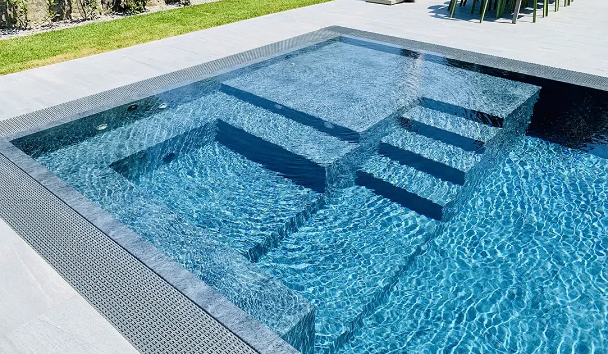 Piscina a Sfioro: LightBlue