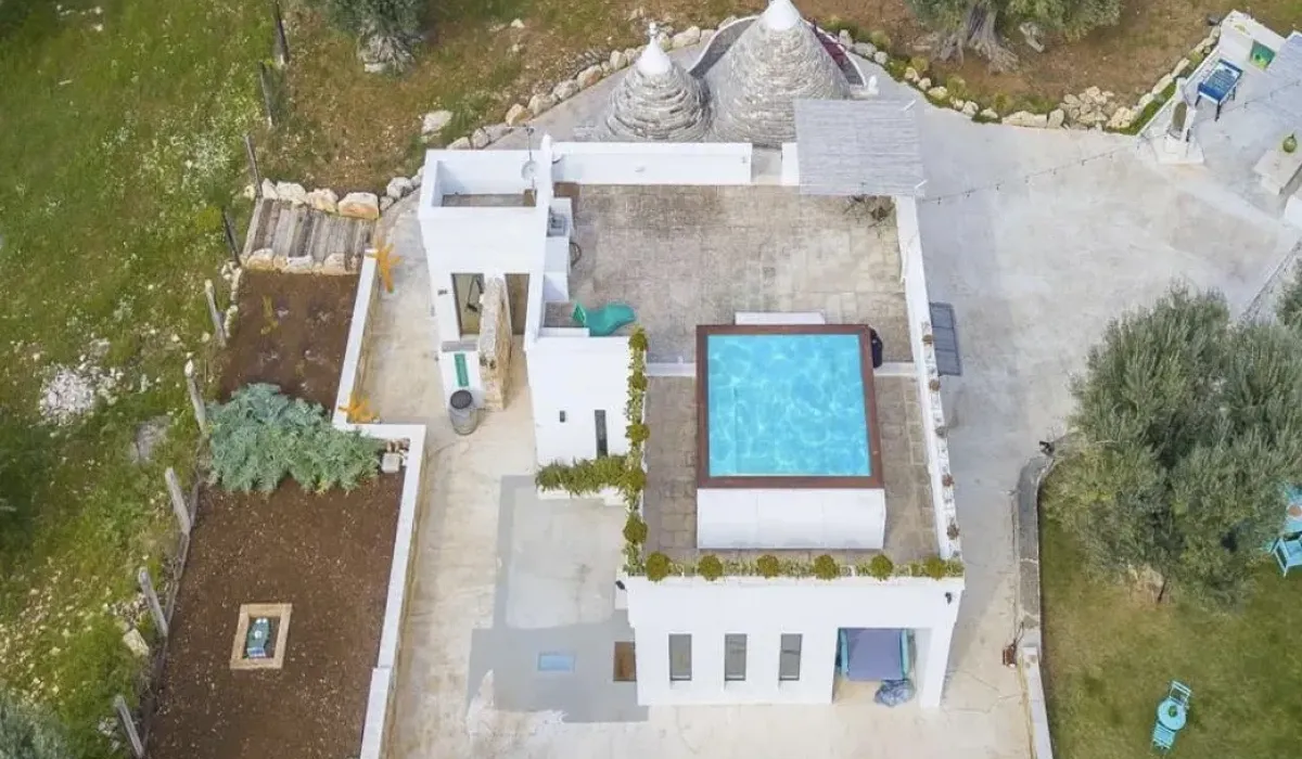 Piscina a skimmer: Rebea Trulli Home