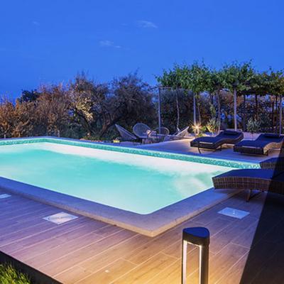 Illuminazione piscina: come creare un’atmosfera unica