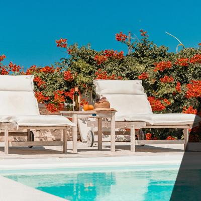 Bordo piscina: materiali, tipologie e consigli per fare la scelta corretta