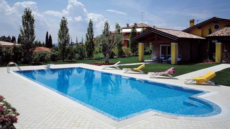 Piscina Esterna a sfioro: Blue Mosaic - Baires Piscine