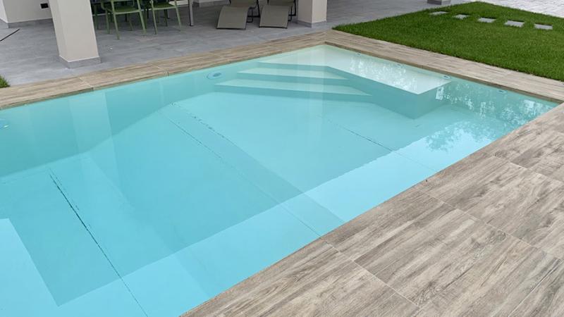 Piscina a Sfioro: Grey Woods - Piscina a sfioro grey woods