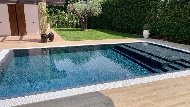 Piscina esterna a sfioro: Emerald retreat - Piscina in casa