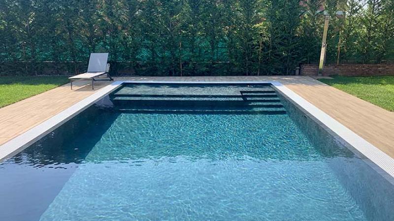 Piscina esterna a sfioro: Emerald retreat - Piscina in casa