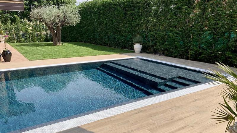 Piscina esterna a sfioro: Emerald retreat - Piscina in casa