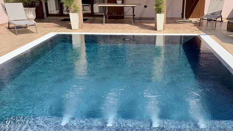Piscina esterna a sfioro: Emerald retreat - Piscina in casa