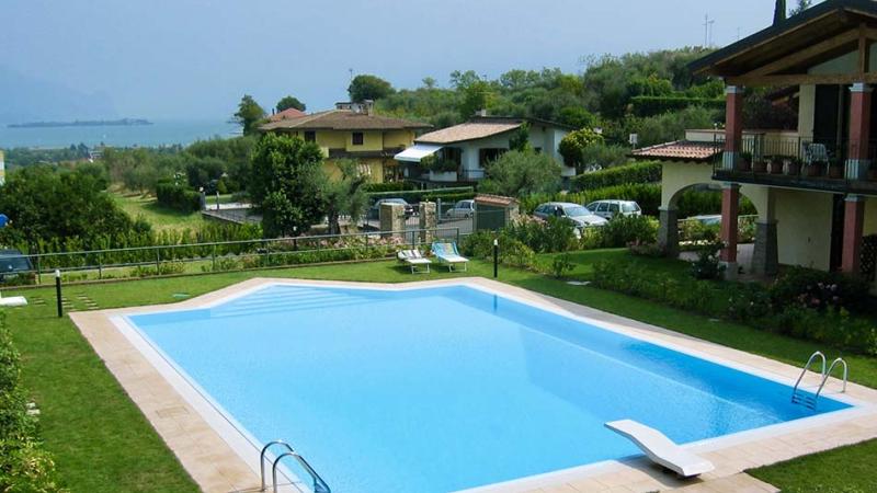 Piscina esterna a sfioro: Harmony Waters - Piscina nel condominio