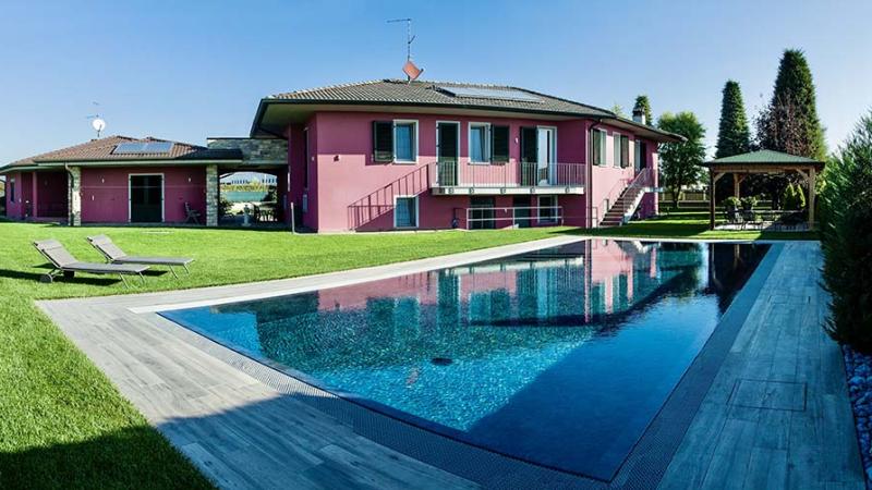 Piscina esterna a sfioro: Pink mirror