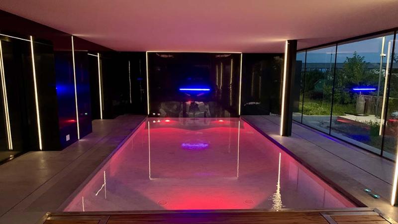 Piscina interna a skimmer: Luxury tide - Piscina con led