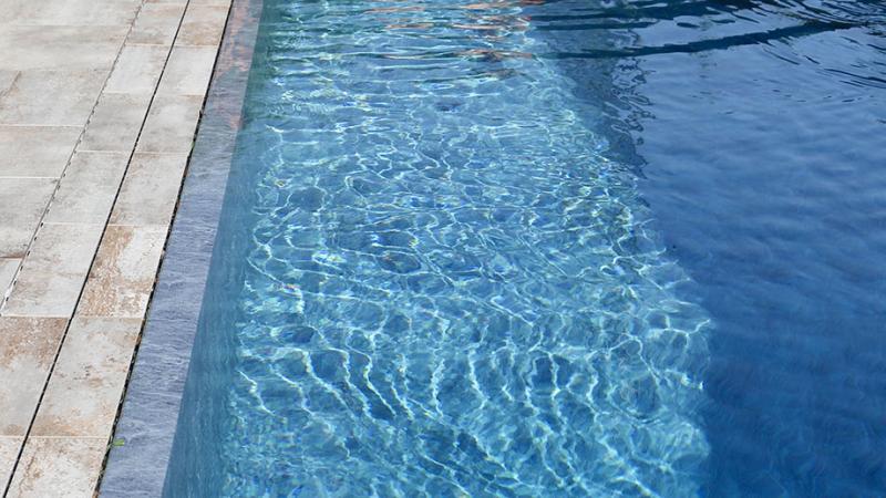 Piscina a sfioro: Pure Stone - Dettaglio sfioro a lama