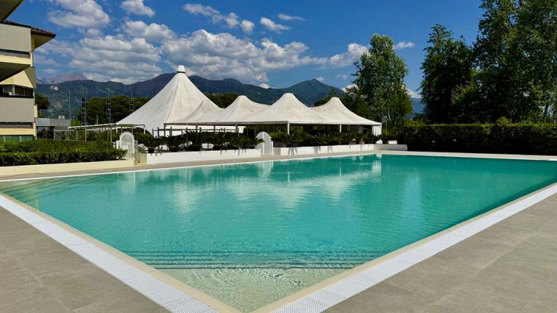 Piscina a sfioro esterna: UNAHOTEL
