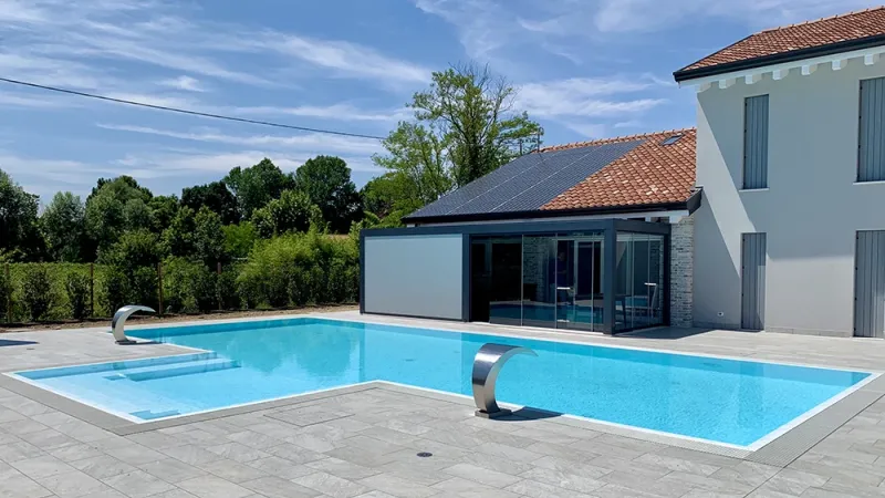 Piscina a sfioro: Luxe Heaven - Piscina moderna ed elegante
