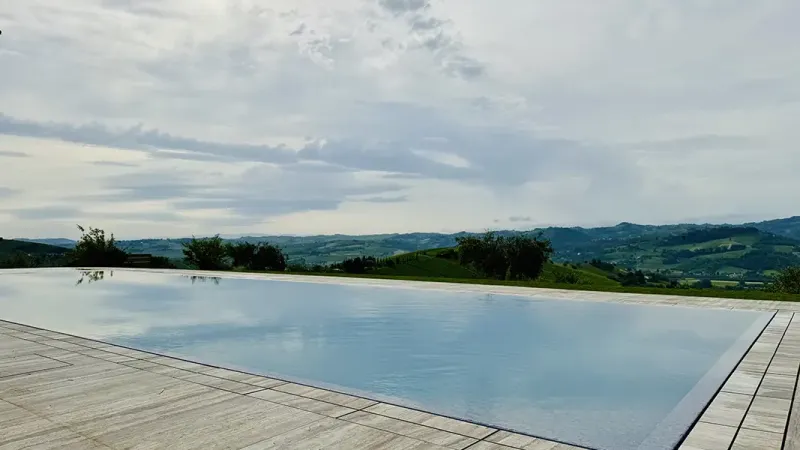 Green Horizon: Piscina a sfioro panoramica