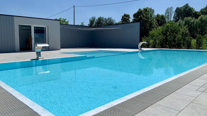 Piscina a sfioro: Luxe Heaven - Dettaglio del rivestimento e della griglia