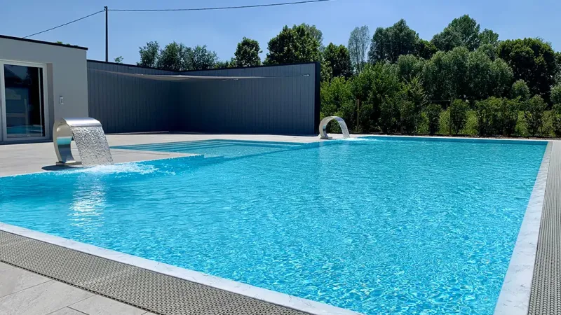Piscina a sfioro: Luxe Heaven - Dettaglio del rivestimento e della griglia