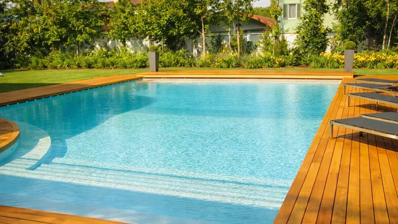 Piscina a esterna skimmer: Private Oasis - Piscina in giardino