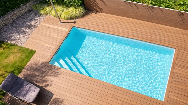 Piscina a skimmer: Supreme Bay - Piscina skimmer in giardino